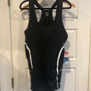 Reebok 2XL sports top. Built in bra. Cross back. NWT black